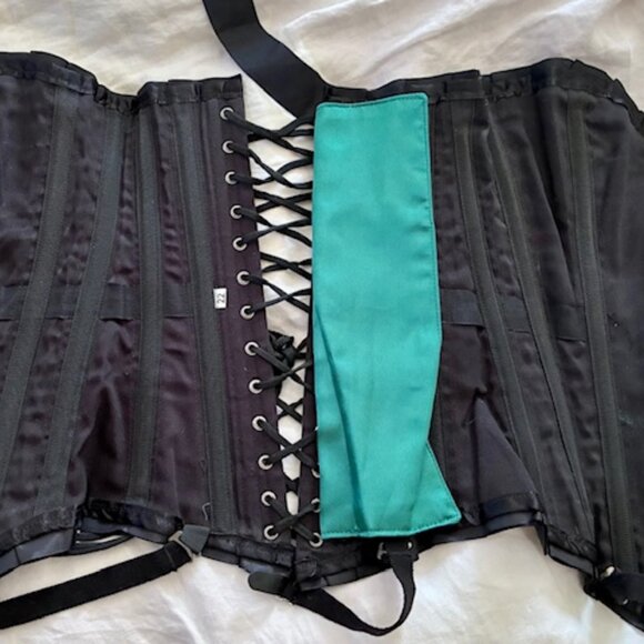 Green and Black Satin Real Corset (steel boned, hand made) for waists 24-29 - Picture 4 of 5